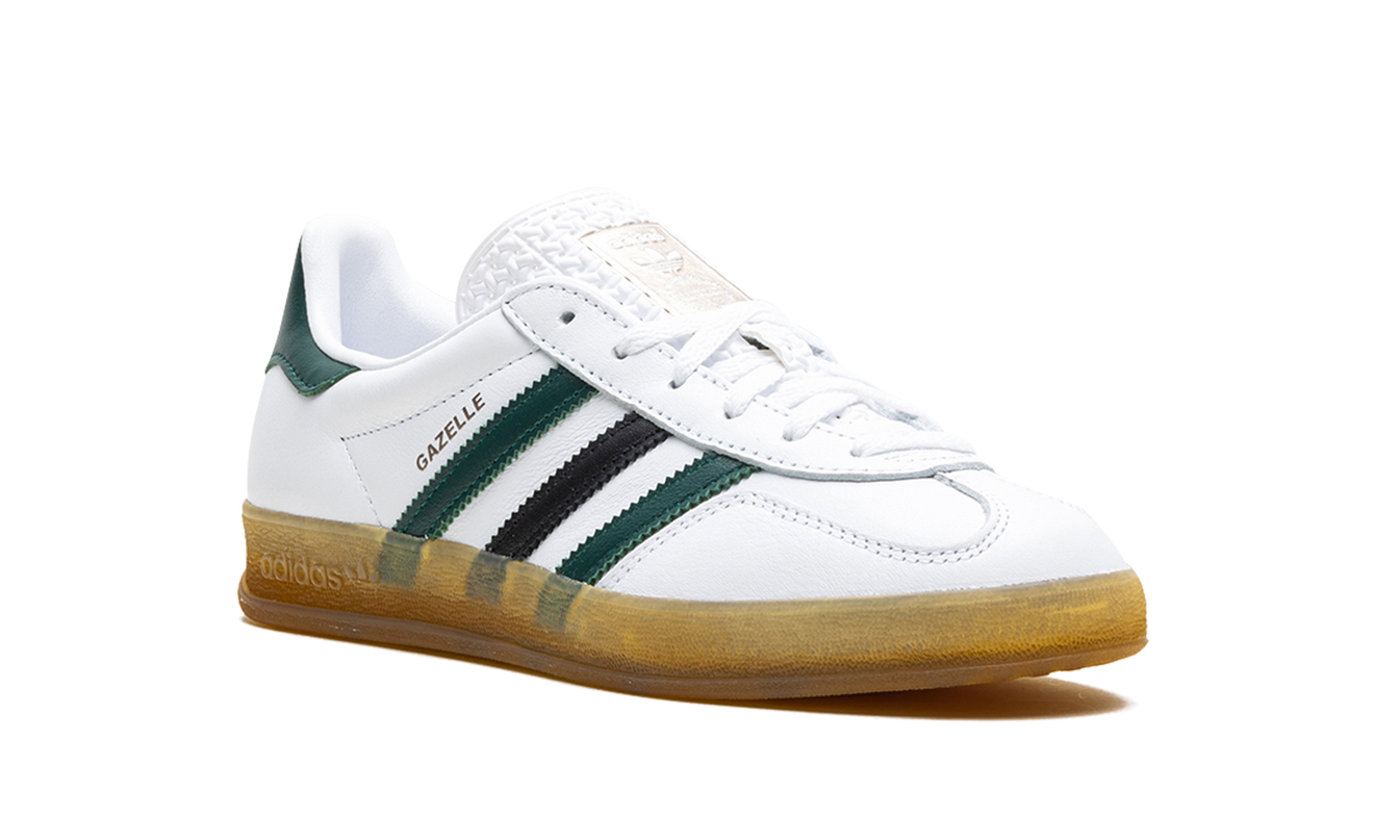 Dames Adidas Gazelle Indoor schoenen in Collegiate Green, groen en wit met suède details en witte zool.