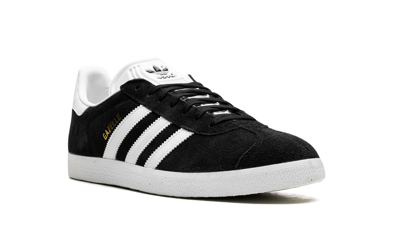 Zwarte Adidas Gazelle schoenen met witte details en leren buitenkant, lage sneakers voor heren of dames.