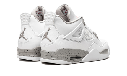 Witte Air Jordan 4 Retro sneakers met zwart en grijze details, lage schacht en leren bovenwerk.