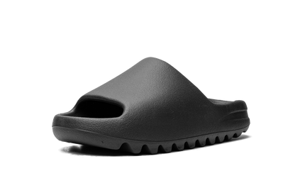 Zwarte Yeezy Slide "Onyx" sneakers van Mijn winkel, comfortabele slippers voor casual draagstijl, op een witte achtergrond