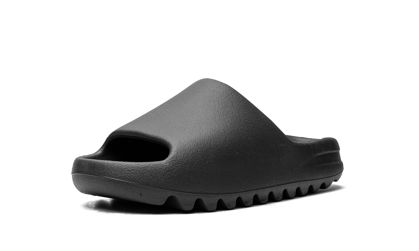Zwarte Yeezy Slide "Onyx" sneakers van Mijn winkel, comfortabele slippers voor casual draagstijl, op een witte achtergrond