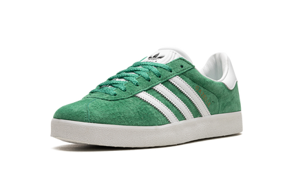 Adidas Gazelle 85 schoenen in Court Green, zwart en wit, met suède bovenkant en witte zool, sportieve sneakers voor dames en heren