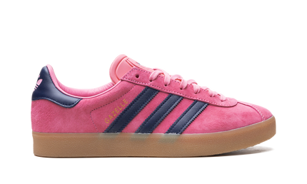 Adidas Gazelle schoenen in roze en donkerblauw, leren sneakers met witte zool en merklogo aan de zijkant.