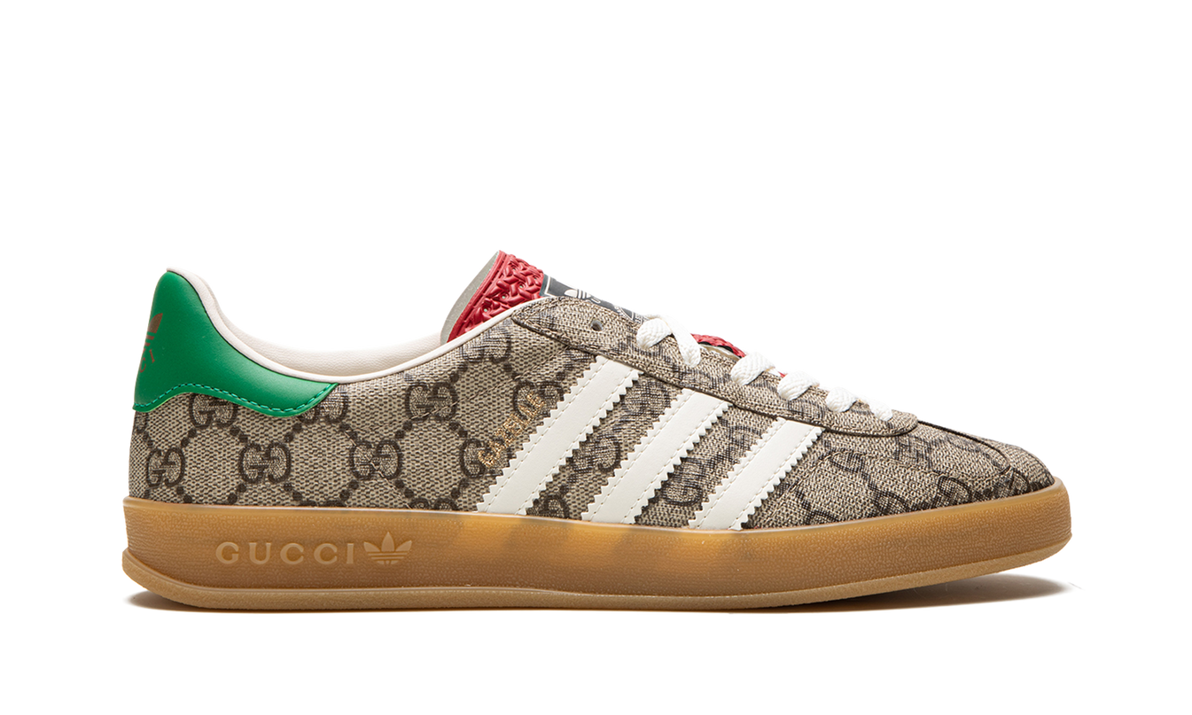 Beige Adidas Gazelle schoenen met Gucci GG Monogram print, lage sneakers voor dames en heren.