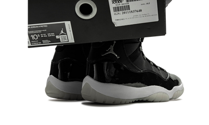 Luxe Air Jordan 11 Retro schoenen in zilver en wit voor de 25e jubileum, met glanzende afwerking en iconisch ontwerp.