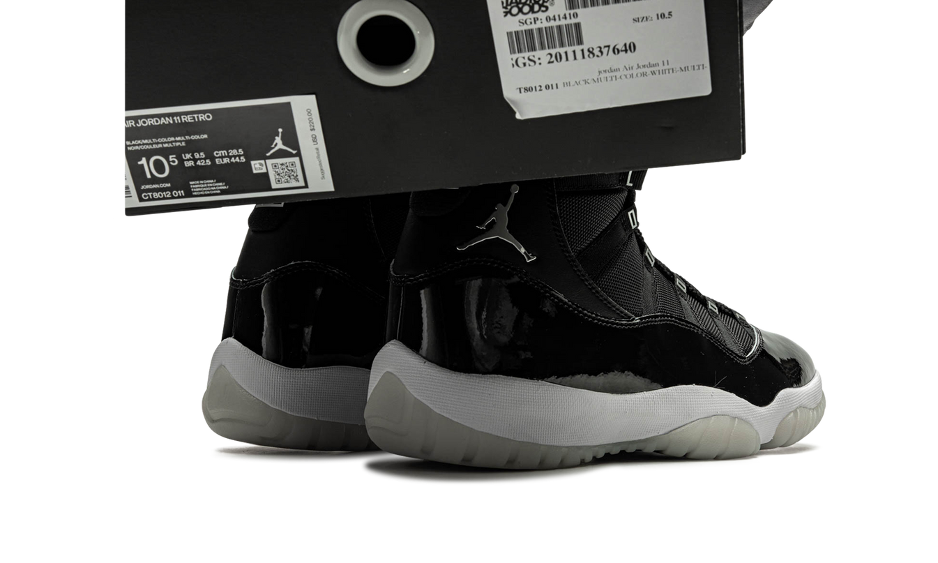 Luxe Air Jordan 11 Retro schoenen in zilver en wit voor de 25e jubileum, met glanzende afwerking en iconisch ontwerp.