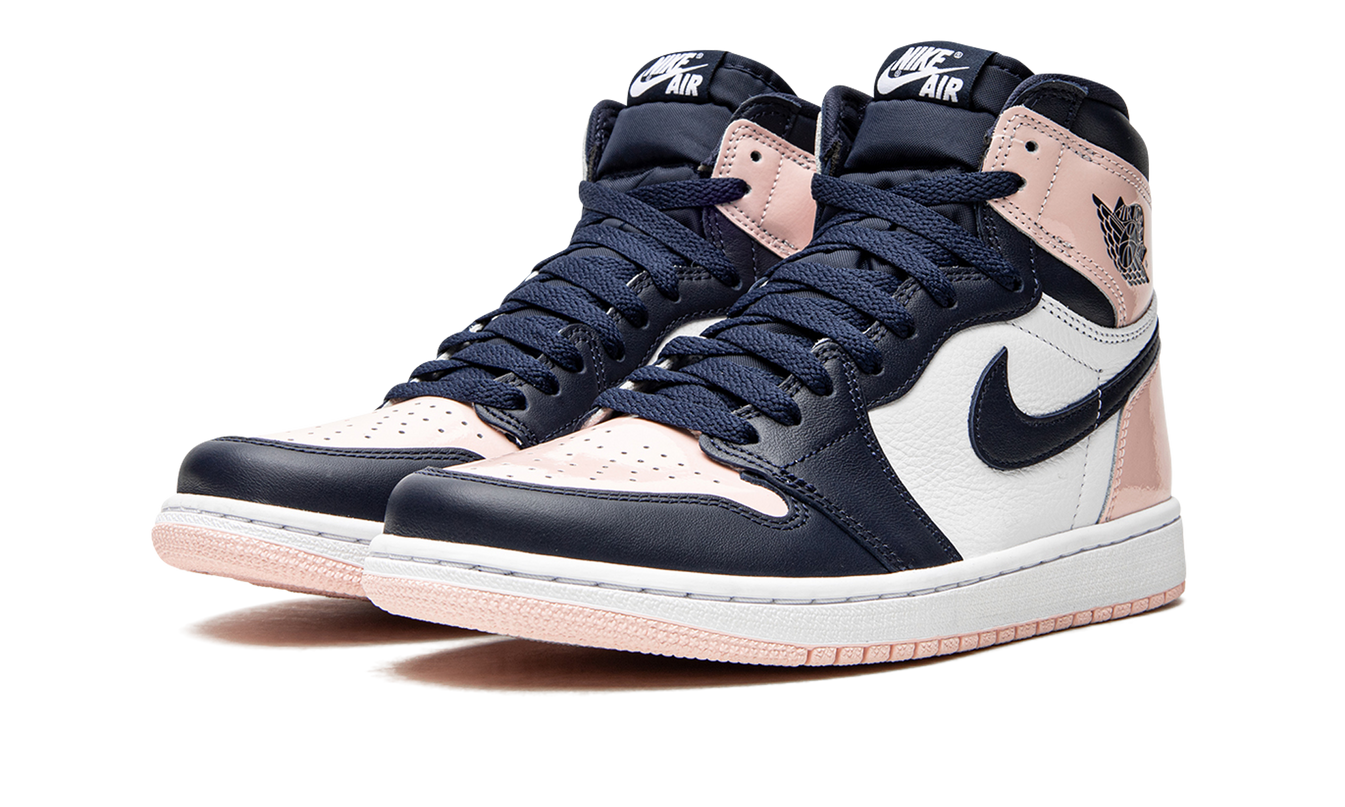 Witte en roze Air Jordan 1 HIGH WMNS sneaker met Bubble Gum details, sportschoen voor dames in beeld