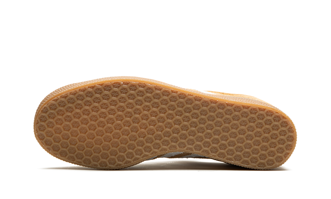 Adidas Gazelle "Mesa" schoenen in beige met witte zool en zwarte details, gedragen door een persoon op straat
