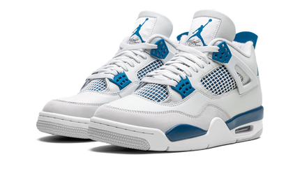 Nike Air Jordan 4 OG "Military Blue" sneakers met wit en blauwe details, zichtbaar in close-up shot.