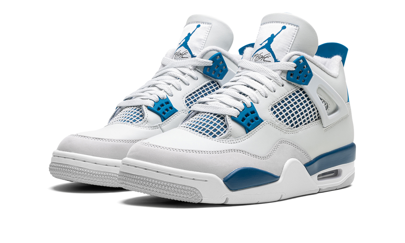 Nike Air Jordan 4 OG "Military Blue" sneakers met wit en blauwe details, zichtbaar in close-up shot.