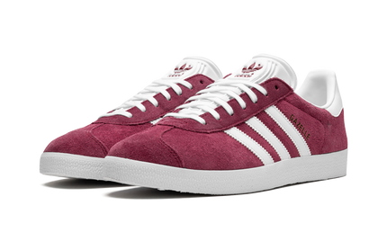 Adidas Gazelle schoenen in bordeauxrood en wit met leren bovenwerk en witte zool, stijlvolle sneakers voor dagelijks gebruik.