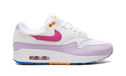 Dames Nike Air Max 1 '87 schoenen met mismatched Swoosh in zwart en wit, comfortabele sneakers voor dagelijks gebruik