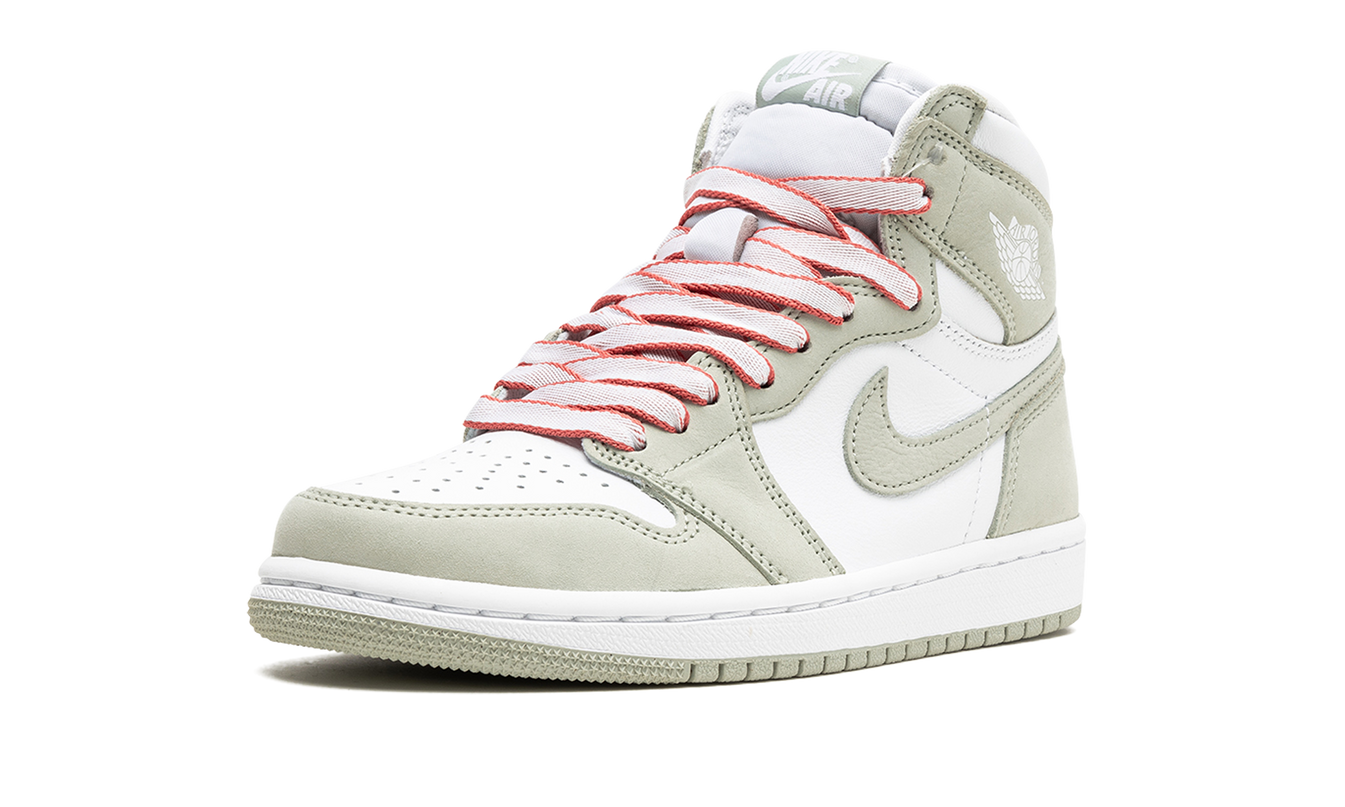 Zwarte en groene Air Jordan 1 HIGH OG WMNS sneakers met Seafoam details, zichtbare schoen en veters.
