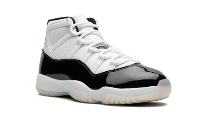 Zwarte Air Jordan 11 "Gratitude" sneakers met glanzende afwerking en witte details, zichtbaar van voren en zijkant