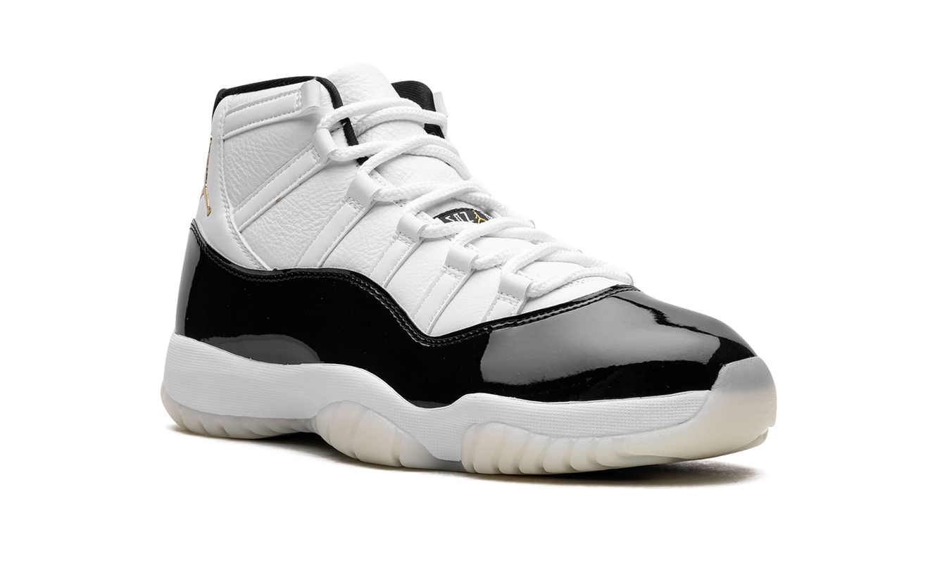 Zwarte Air Jordan 11 "Gratitude" sneakers met glanzende afwerking en witte details, zichtbaar van voren en zijkant