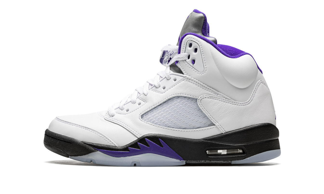 Witte Air Jordan 5 Retro "Concord" sneakers met zwarte en paarse details, zichtbaar op de afbeelding.