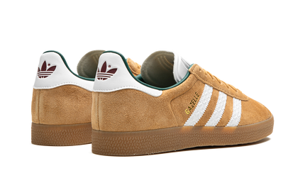 Adidas Gazelle "Mesa" sneakers in lichtbruine kleur met witte zool en Adidas logo, getoond van de zijkant op een witte achtergrond.