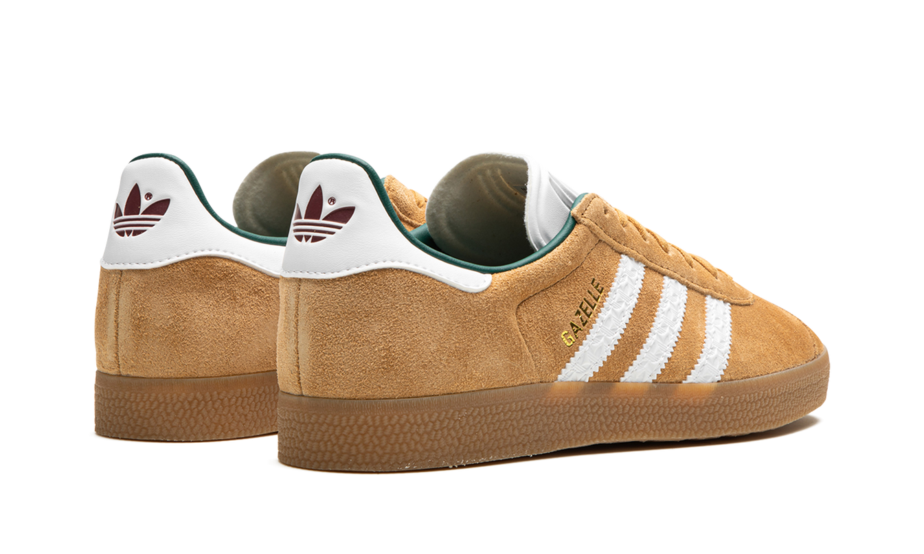 Adidas Gazelle "Mesa" sneakers in lichtbruine kleur met witte zool en Adidas logo, getoond van de zijkant op een witte achtergrond.
