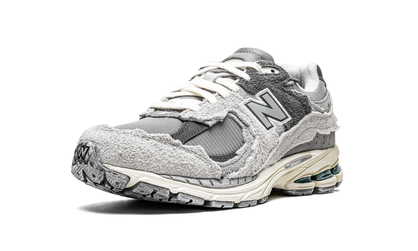 Grijze New Balance 2002R schoenen uit de Protection Pack, sportieve sneakers met ademend ontwerp en comfortabele zool.