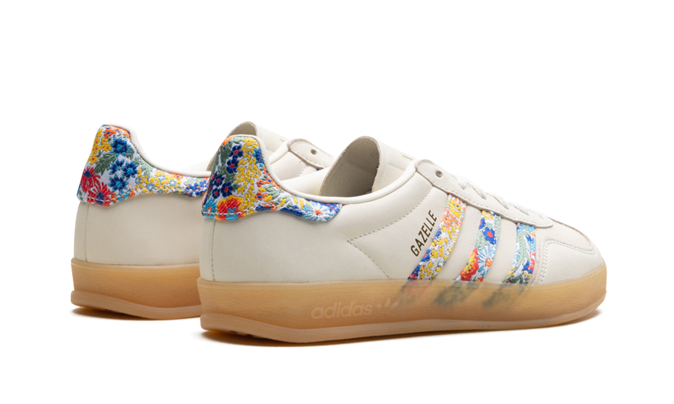 Dames Adidas Gazelle Indoor schoenen met Liberty London bloemenprint, zwart-witte sneakers met bloemenpatroon.