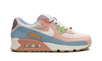 Nike Air Max 90 SE dames schoenen in zonnige gele en blauwe kleur met witte zool en Nike logo op de zij.