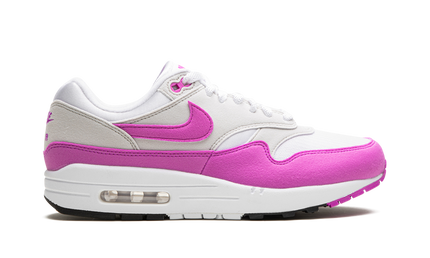 Lichtroze Nike Air Max 1 WMNS schoenen met fuchsia details en witte zool, zichtbaar in het productbeeld.