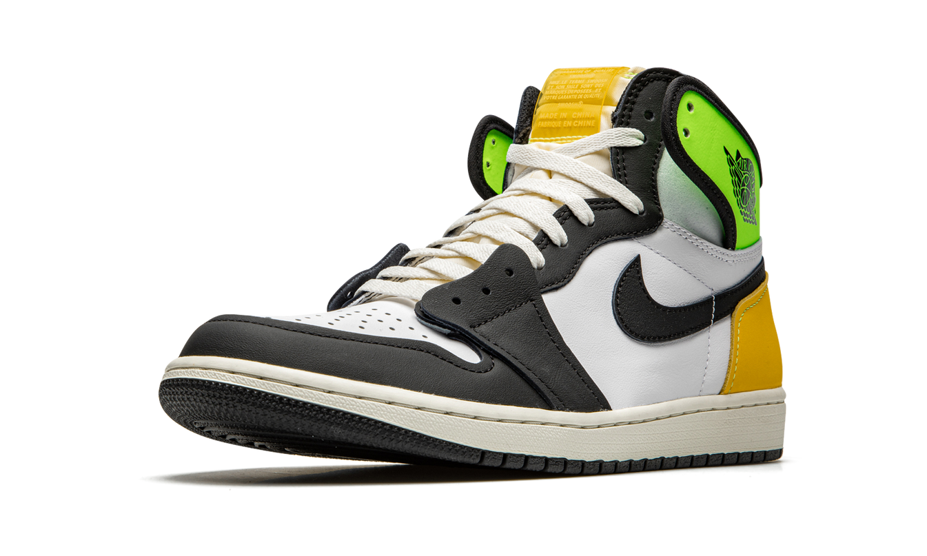 Lichte Air Jordan 1 Retro High OG schoenen in volt-goud kleur met zwart en wit details, hoge sneaker voor heren