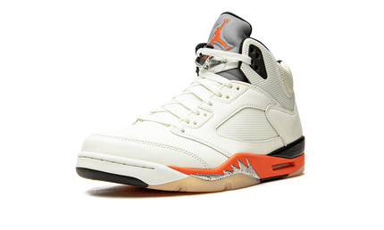 Witte en oranje Air Jordan 5 Retro schoenen met schouderbladprint en details, sneaker van Mijn winkel.