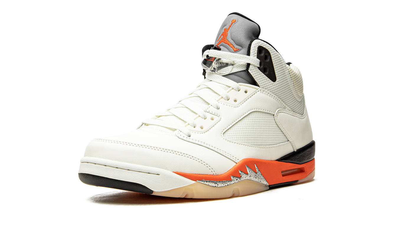 Witte en oranje Air Jordan 5 Retro schoenen met schouderbladprint en details, sneaker van Mijn winkel.