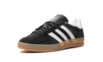 Zwarte Adidas Gazelle Indoor schoenen voor dames met leren bovenwerk en witte zool, geschikt voor binnenactiviteiten.