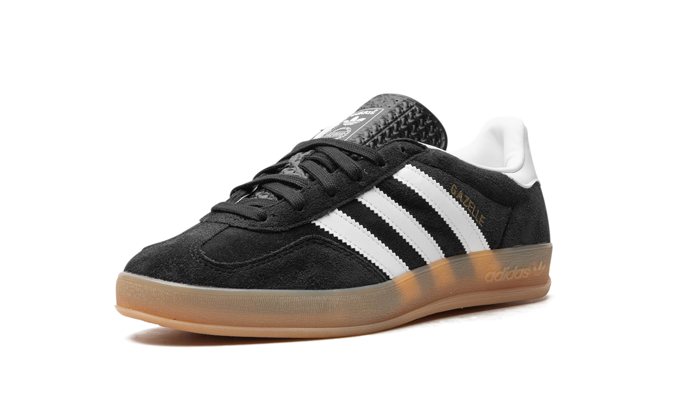 Zwarte Adidas Gazelle Indoor schoenen voor dames met leren bovenwerk en witte zool, geschikt voor binnenactiviteiten.