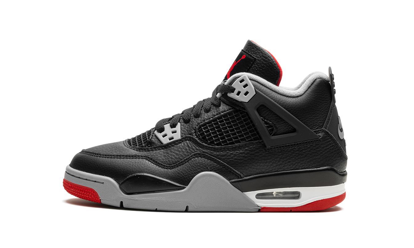 Lichte Air Jordan 4 GS schoenen "Bred Reimagined" van Mijn winkel met zwart en rode details, close-up van de schoenen.