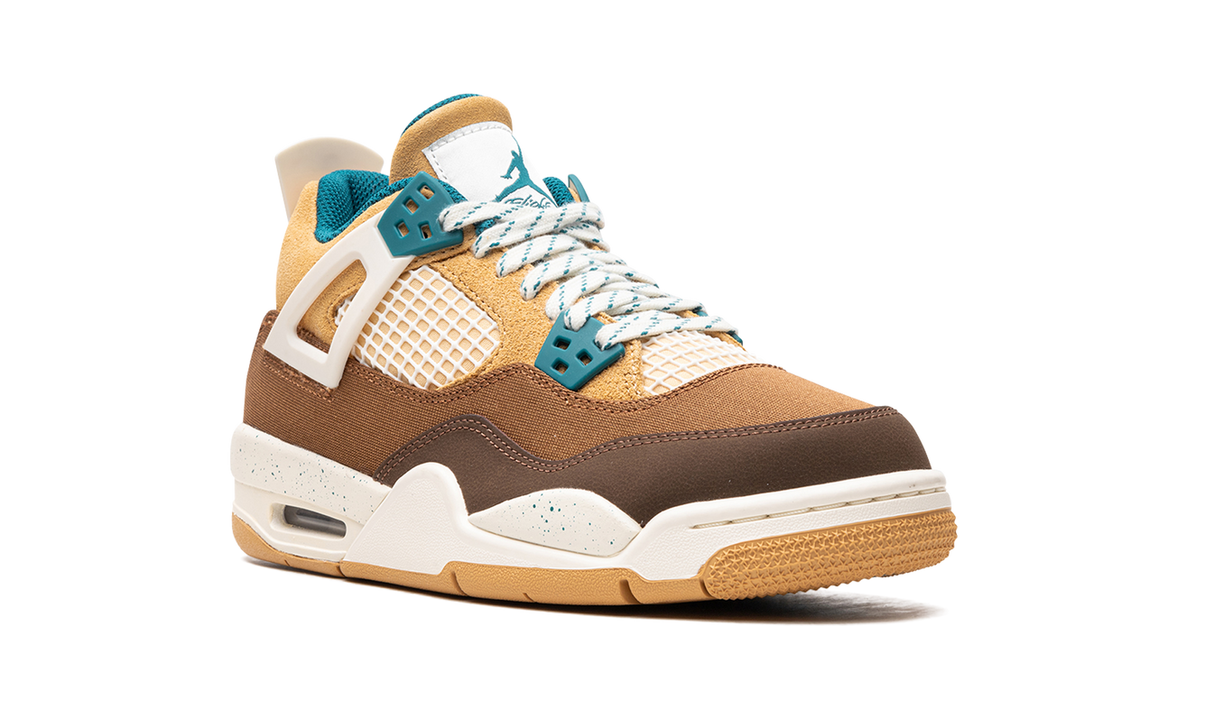 Lage Air Jordan 4 GS schoenen in Cacao Wow kleur met zwarte en bruine details, zichtbaar op de afbeelding.