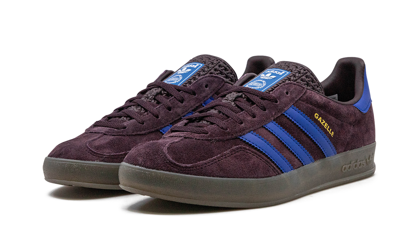 Adidas Gazelle indoor schoenen in Shadow Maroon en Semi Lucid Blue, donkerrode en blauwe sneakers voor binnen.