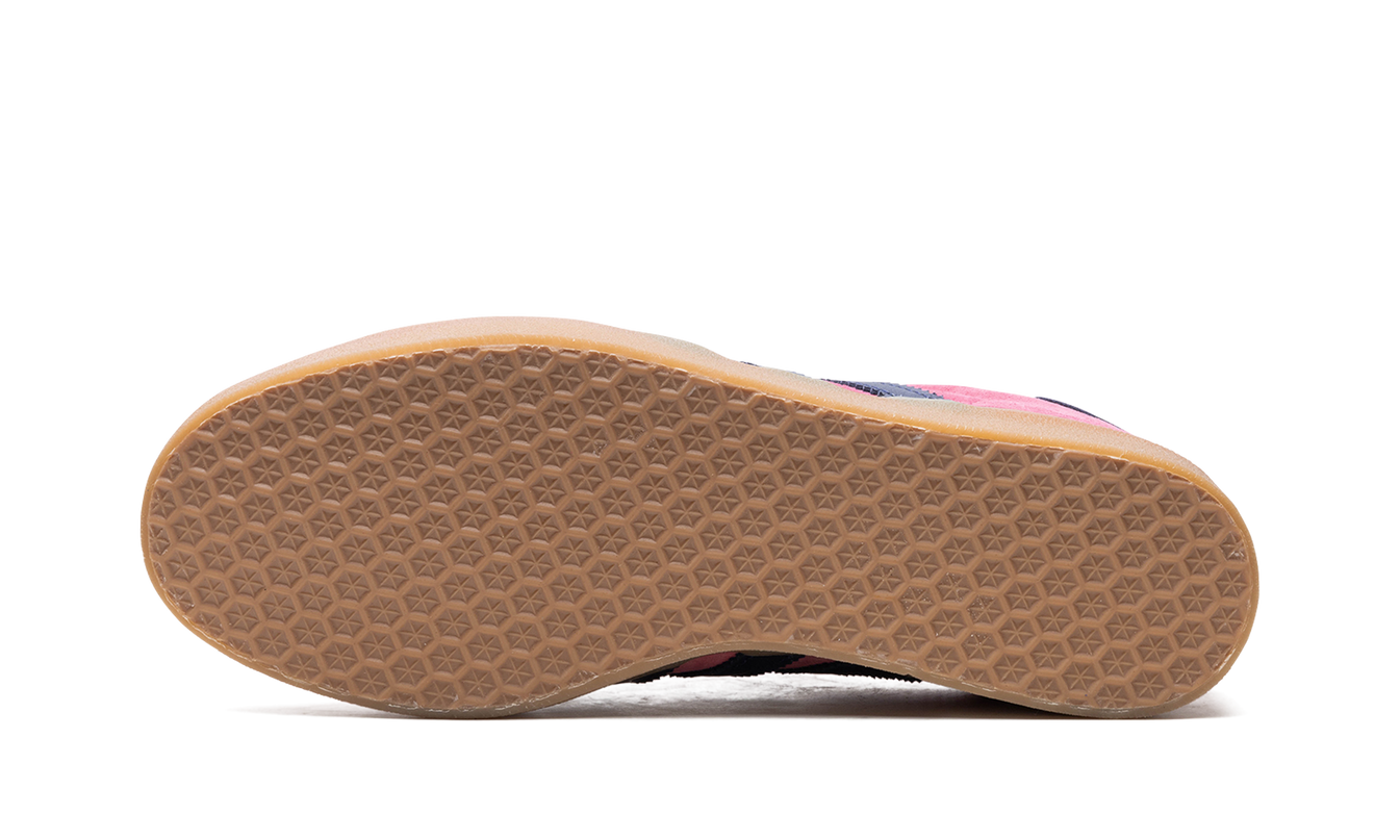 Adidas Gazelle schoenen in roze en donkerblauw, comfortabel en sportief design, voor dames en heren.