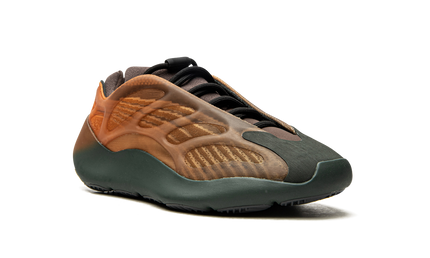 Sportieve Yeezy 700 V3 "Copper Fade" schoenen met oranje en bruin kleurenschema en zwart details, getoond op een neutrale achtergrond.