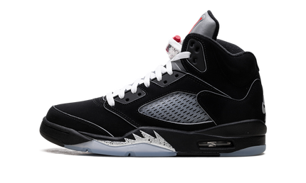 Zwarte Air Jordan 5 Retro OG "Black Metallic Reimagined" schoenen met metallic details en zwart leer, close-up van de schoenen.