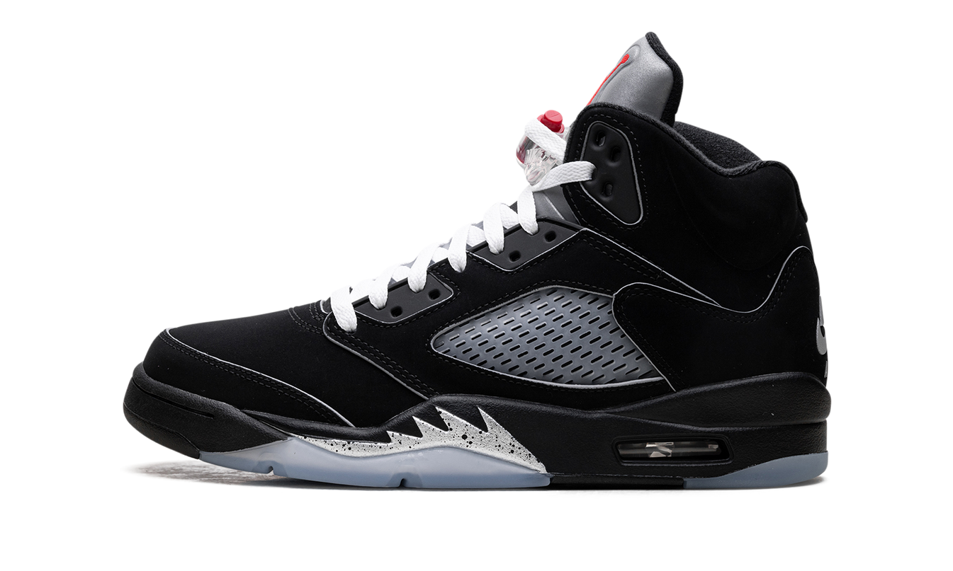 Zwarte Air Jordan 5 Retro OG "Black Metallic Reimagined" schoenen met metallic details en zwart leer, close-up van de schoenen.