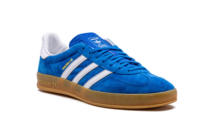 Blauwe Adidas Gazelle Indoor schoenen voor heren, lichtblauw met witte details, comfortabele sneakers voor binnengebruik