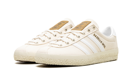 Witte Adidas Gazelle SPZL schoenen met witte leren bovenkant en witte zolen, casual sneakers voor heren en dames