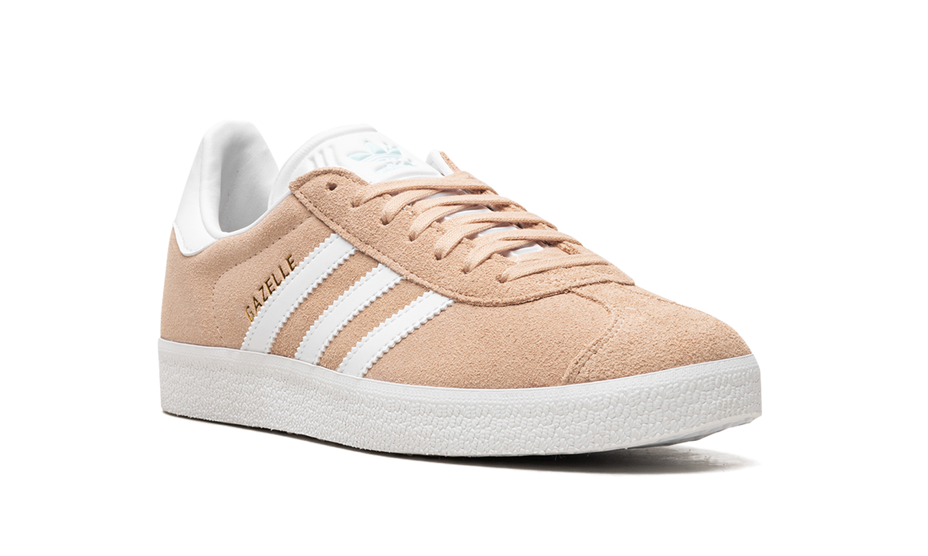 Dames Adidas Gazelle schoenen in Halo Blush kleur, close-up van de roze suède en witte zool.