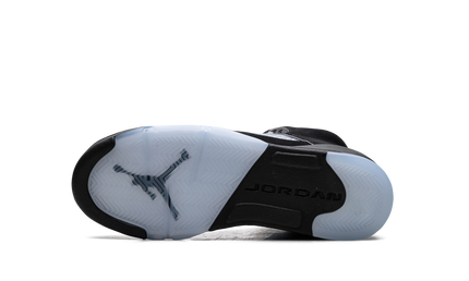 Zwarte Air Jordan 5 Retro OG GS sneakers met metallic details en reimagined ontwerp, zichtbaar in de afbeelding.