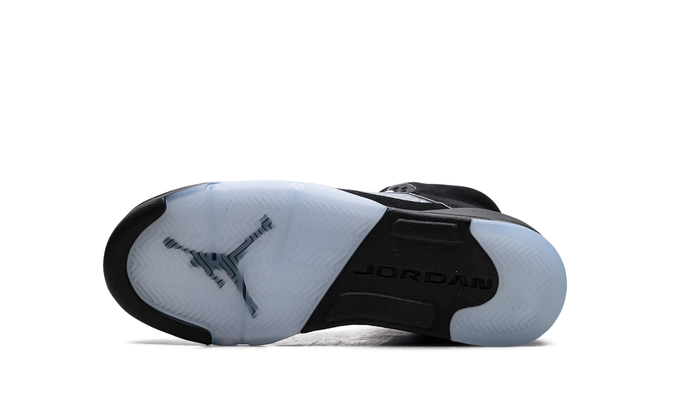 Zwarte Air Jordan 5 Retro OG GS sneakers met metallic details en reimagined ontwerp, zichtbaar in de afbeelding.