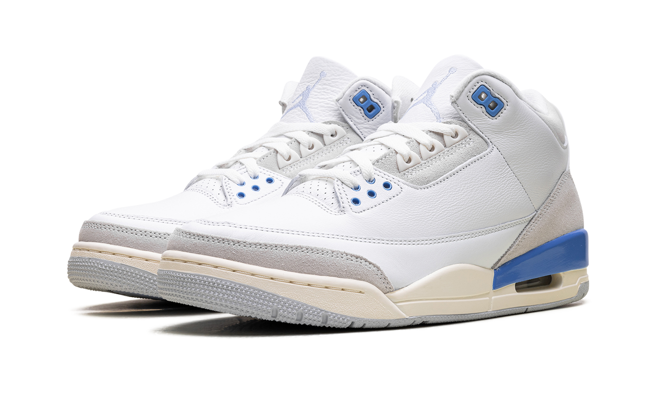 Lucht Jordan 3 "Lucky Shorts" schoenen in wit en oranje met leren details en sportieve uitstraling.