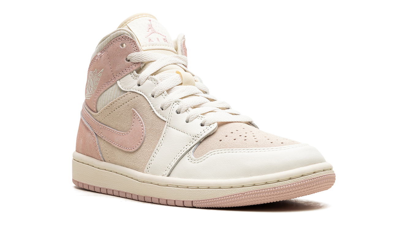 Lucht Jordan 1 Mid SE WMNS schoenen in Coconut Milk en Legend Pink met witte en roze details, zichtbaar in de afbeelding