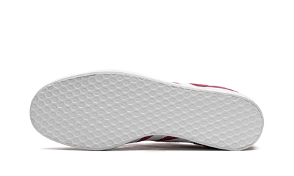 Adidas Gazelle schoenen in bordeauxrood en wit, casual sneakers voor heren en dames, zichtbaar in de afbeelding.