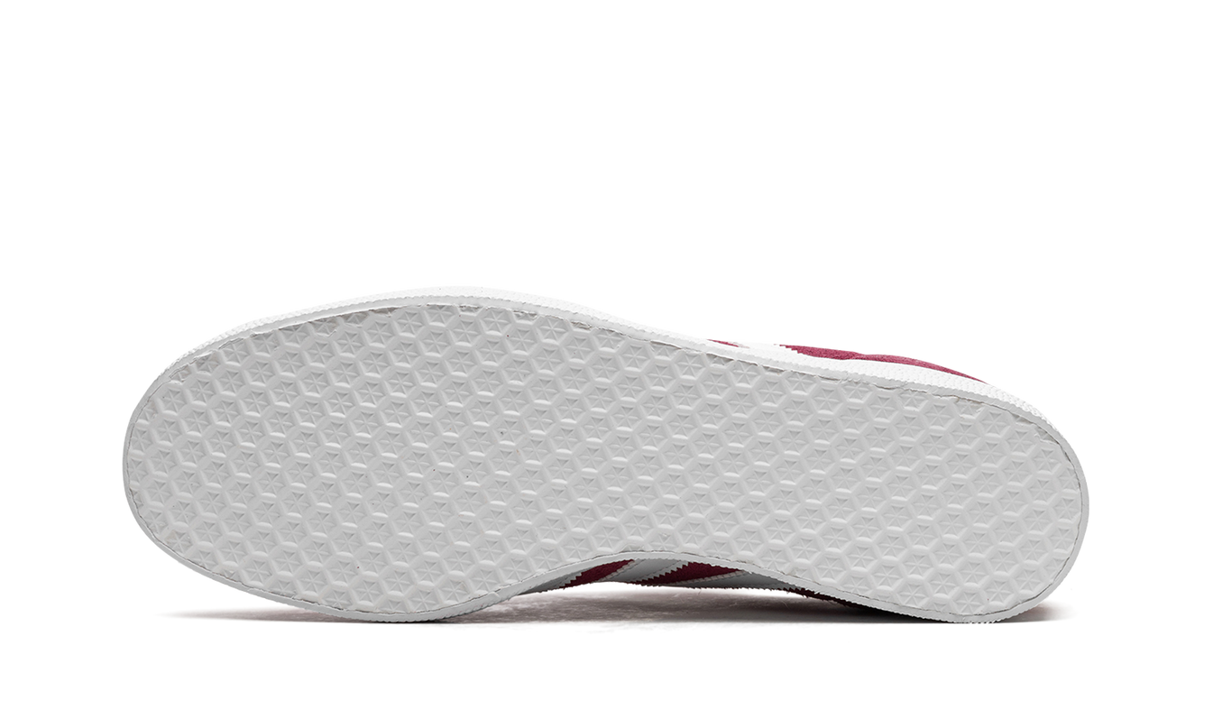 Adidas Gazelle schoenen in bordeauxrood en wit, casual sneakers voor heren en dames, zichtbaar in de afbeelding.