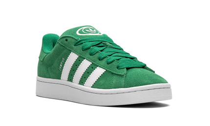 Groene en witte Adidas Campus 00S damesschoenen met sportief ontwerp en zachte materialen, geschikt voor casual dragen.