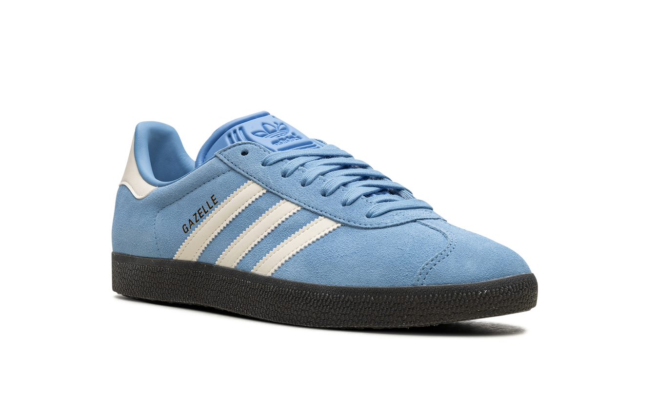 Lichtblauwe Adidas Gazelle schoenen met witte zool en merklogo, gedetailleerde close-up van de sportieve sneakers
