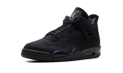 Zwarte Air Jordan 4 "Black Cat 2025" sneakers met leren bovenwerk en witte details, gelegen op een neutrale achtergrond.